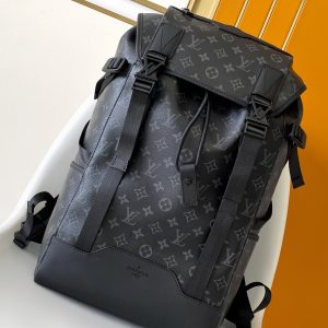 P670 Getaway Backpack channels the dynamic spirit of outdoor adventure, crafted from Monogram Eclipse canvas for a soft, form-fitting silhouette. Featuring a top flap with an LV logo quick-release buckle, spacious main compartment, and multiple exterior pockets, it offers a stylish choice for travel or everyday use. 50 x 15 x 29 cm (H x W x L)